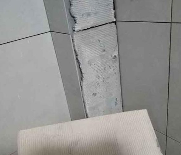 唐山市瓷砖空鼓维修公司分享下厨房瓷砖脱落的补救措施。